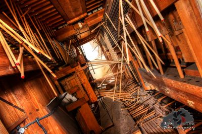 Ein Zimmer mit Holz und einem Haufen Werkzeuge