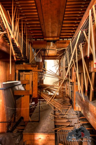 Ein Zimmer mit Holzböden und einer Decke