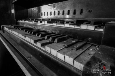 Ein altes Klavier in einem dunklen Raum