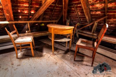 Ein Zimmer mit einem Tisch und Stühlen in ihm