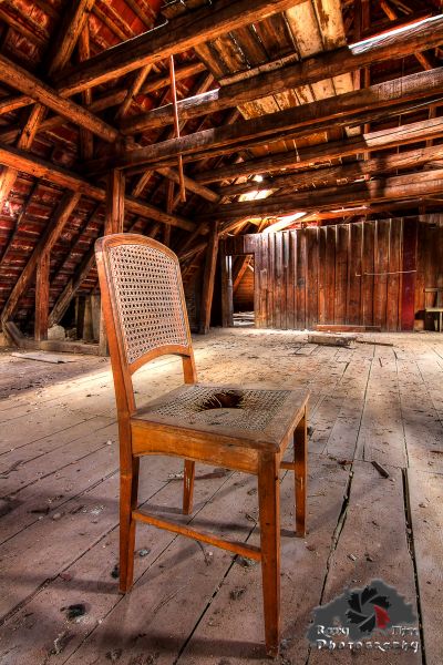 Ein Stuhl in einem Raum mit einer Holzdecke