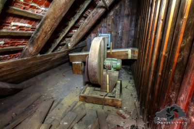 Ein Holzstuhl in einem Raum mit viel Holz