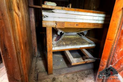 Ein schmutziges Zimmer mit Holzboden und einem schmutzigen Stuhl