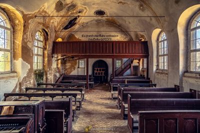 Eine Kirche mit einer Reihe von Bänken in den Bänken