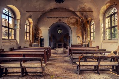 Eine Kirche mit Bänken und einer Uhr in der Mitte
