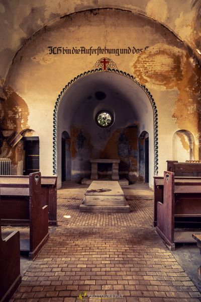 Eine Kirche mit einem Ziegelboden und einem Kreuz