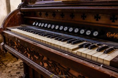 Ein altes Klavier mit vielen Tasten