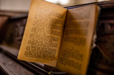 Ein altes Buch mit einem Lesezeichen darauf