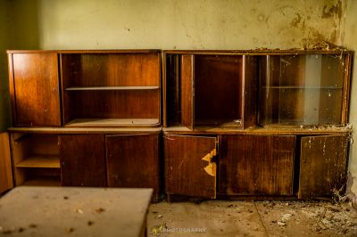 Ein Zimmer mit einem Haufen Schränken und einem Tisch