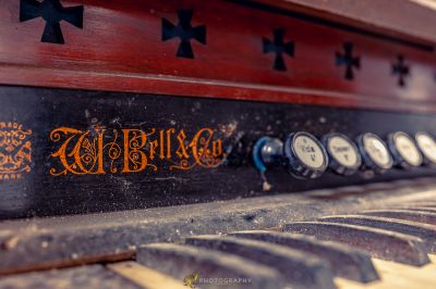 Eine Nahaufnahme einer Bank mit einem Graffiti darauf