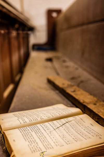 Ein Buch auf einer Bank