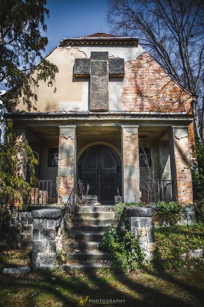 Ein sehr altes Haus mit vielen Fenstern