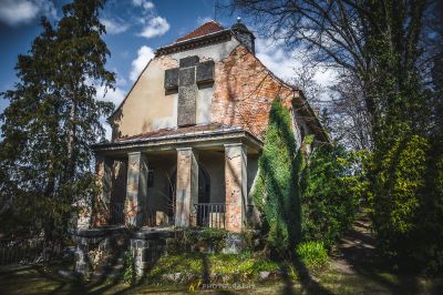 Ein sehr altes Haus mit vielen Fenstern