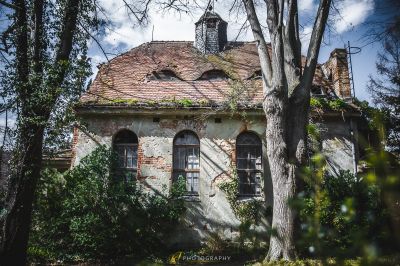 Ein sehr altes Haus mit einem Uhrenturm