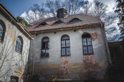 Ein Gebäude mit einer Uhr auf der Oberseite