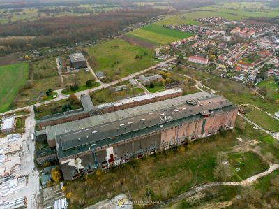 Ein großes Gebäude mit vielen Fenstern
