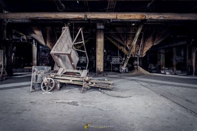 Ein großes Metallobjekt in einem schmutzigen Gebäude