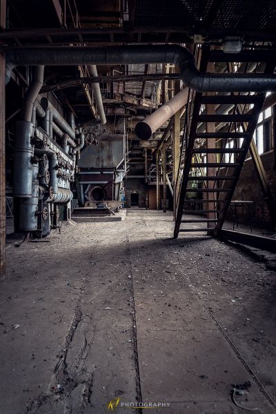 Ein großer Raum mit Rohren und einer großen Maschine