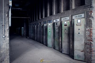 Eine Reihe von Metalltüren in einem Gebäude