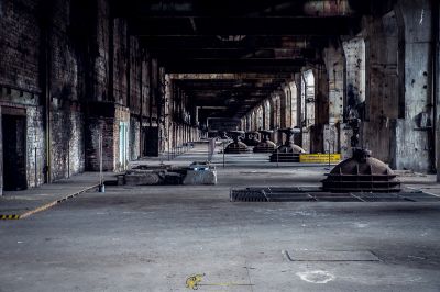 Ein großes Zimmer mit vielen Möbeln