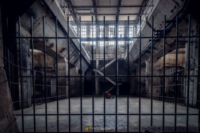 Ein großer Raum mit einem Metallzaun und einer Feuerhydraulika