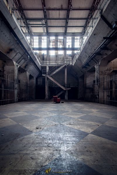 Ein großer Raum mit einer roten Feuer-Hydraulik darin