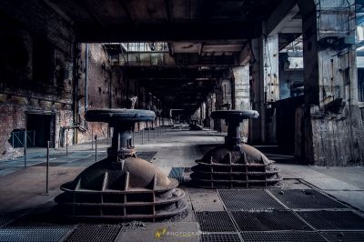 Ein großer Raum mit vielen alten Gastanks