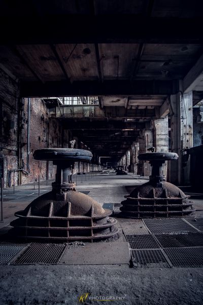 Ein großer Raum mit viel Rost und viel Rost