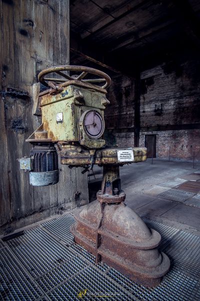 Eine rostige alte Gaspumpe in einem Gebäude