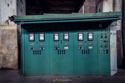 Eine grüne Tür mit einem Haufen elektrischer Schalter