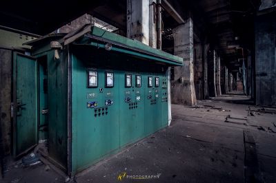Eine grüne Box in einem Gebäude mit vielen Fenstern