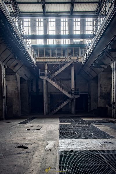 Ein großer Raum mit einer Treppe und einer Feuertreppe