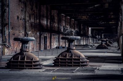 Ein großes Backsteingebäude