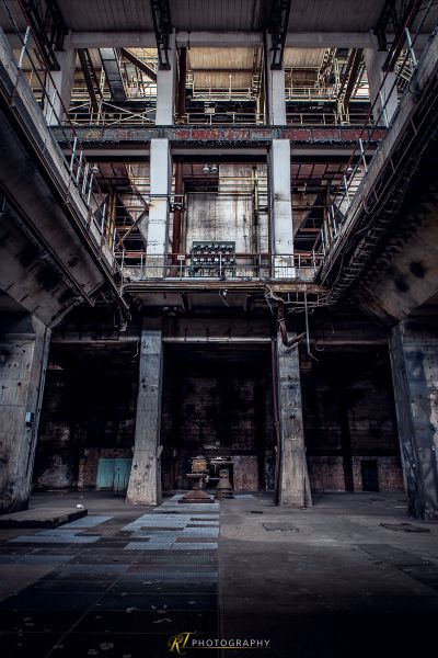 Ein großes Gebäude mit vielen Rohren