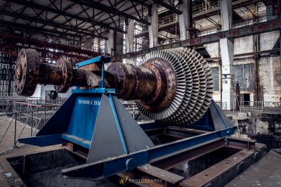 Eine große Maschine in einem Gebäude