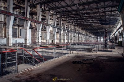 Ein großes Gebäude mit einem Metallzaun und einem roten Geländer