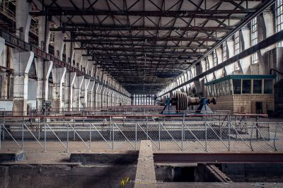 Ein Mann geht durch ein großes Gebäude