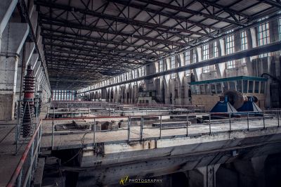 Ein Zug ist in einem großen Gebäude geparkt
