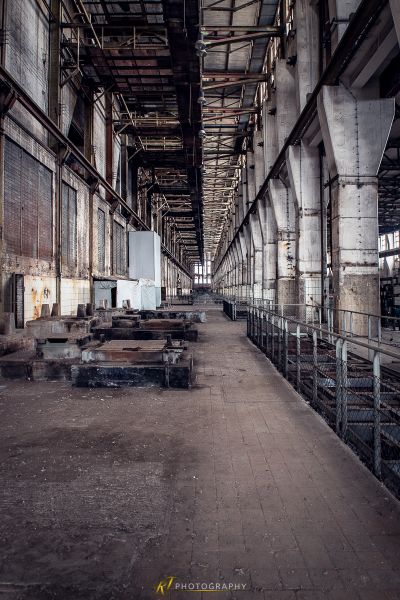 Ein großer Raum mit viel Metall-Ausrüstung