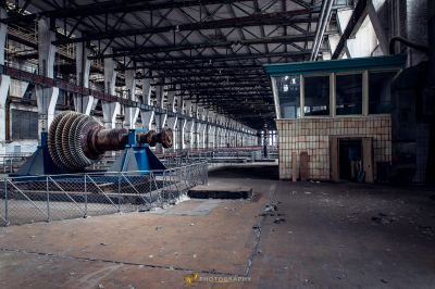 Eine große Maschine in einem Gebäude mit vielen Trümmern