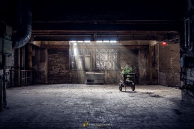 Ein Mann sitzt in einem dunklen Raum mit einem Stuhl