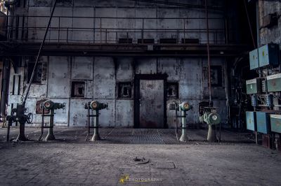 Ein Raum mit vielen Pfeifen und vielen Pfeifen