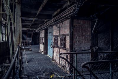 Ein sehr altes Gebäude mit viel Rost