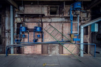 Ein Raum mit Rohren und einer Ziegelwand