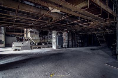 Ein großer Raum mit viel Holz und Metall