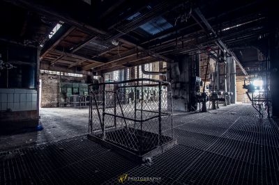 Ein großer Raum mit einem Metallkäfig darin