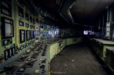 Ein Raum mit vielen Geräten an der Wand