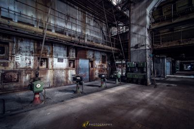 Ein großer Raum mit vielen Rohren und einer Feuerhydraulika