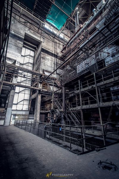 Ein großes Gebäude mit einem Haufen Treppen