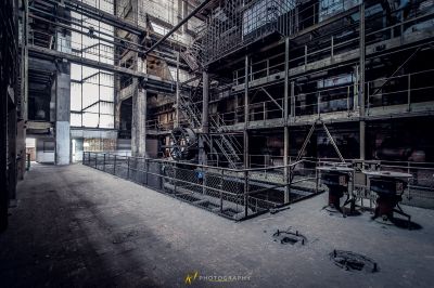 Ein großer Raum mit einer Treppe und einer Feuertreppe